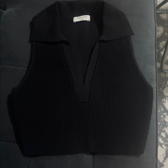 EUC Aritzia Babaton Black V-Neck Crop Top size Small. - Picture 3 of 6